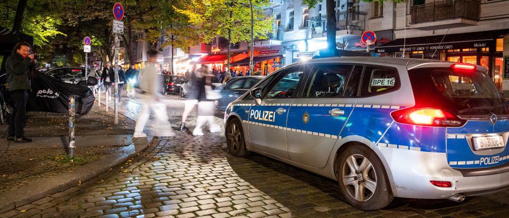Ein Polizeiauto fährt zur Kontrolle der Sperrstunde durch Berlin-Friedrichshain