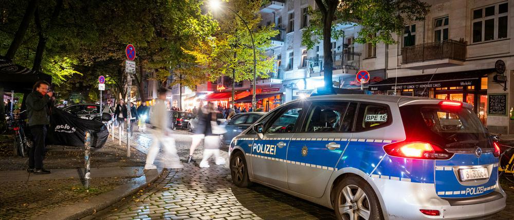 Schluss mit Prost. Die Polizei kontrolliert wie in Friedrichshain die Sperrstunde eingehalten wird.