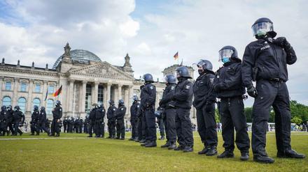 Bald auf sich allein gestellt? Beamte einer Hundertschaft der Berliner Polizei vorm Reichstag.