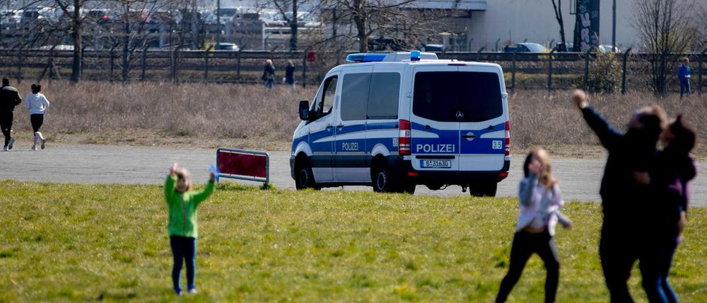 Unter Aufsicht. Die Berliner Polizei kontrolliert die Einhaltung der Maßnahmen täglich mit mehreren hundert Einsatzkräften.