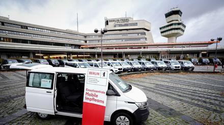 Die Flotte für den Impfeinsatz in Berliner Pflegeheimen parkt am alten Flughafen Tegel.