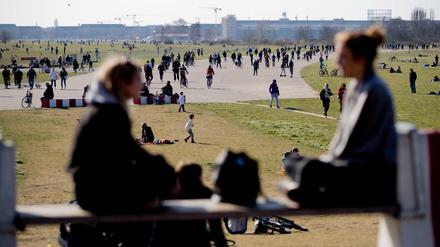 Zahlreiche Menschen genießen das sonnige Wetter auf dem Tempelhofer Feld.