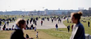 Zahlreiche Menschen genießen das sonnige Wetter auf dem Tempelhofer Feld.