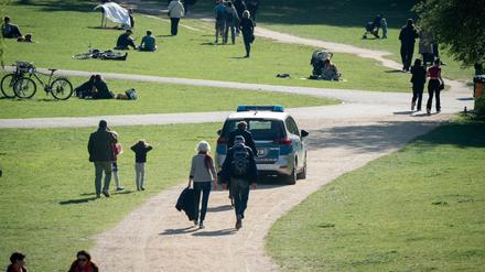 Ein Streifenwagen der Polizei fährt im Mai durch den Volkspark Schöneberg.