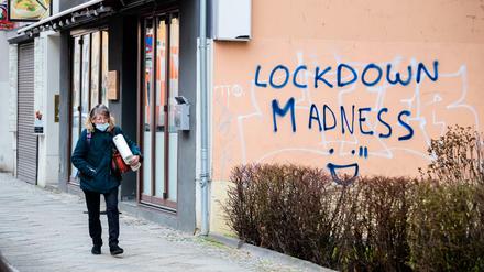 Lockdown Madness (Lockdown-Wahnsinn) steht in Berlin-Schöneberg an einer Hauswand.