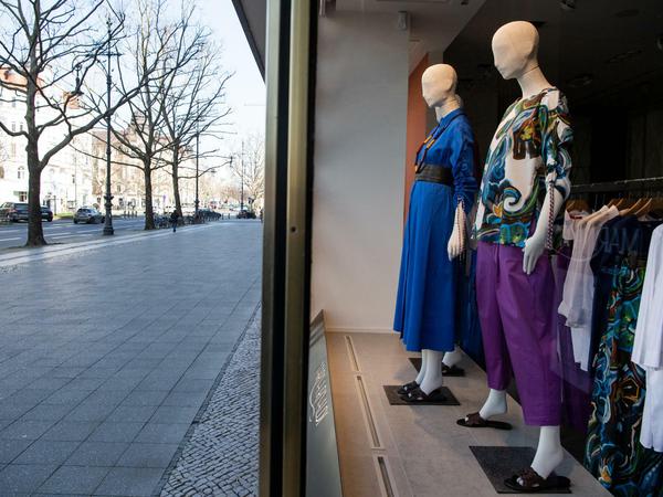 Kleine Geschäfte in Gefahr: Schaufensterpuppen stehen in einem geschlossenen Bekleidungsgeschäft am Kurfürstendamm. Auf der gesamten Einkaufsmeile sind nur wenige Menschen unterwegs.