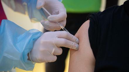 Eine Ärztin zeigt im Corona-Impfzentrum in der Arena, wie eine Spritze gesetzt wird.