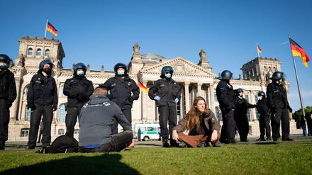 Mehrere hundert Menschen haben vor dem Reichstag gegen die Corona-Regeln demonstriert.