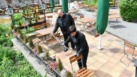 Restaurantbetreiber messen in einem Restaurant im Nikolaiviertel den Mindestabstand, um die geltenden Hygienemaßnahmen einzuhalten. 