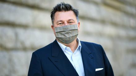 Andreas Geisel (SPD), Senator für Inneres und Sport in Berlin, trägt einen Mund-Nasen-Schutz.