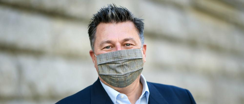 Andreas Geisel (SPD), Senator für Inneres und Sport in Berlin, trägt einen Mund-Nasen-Schutz.