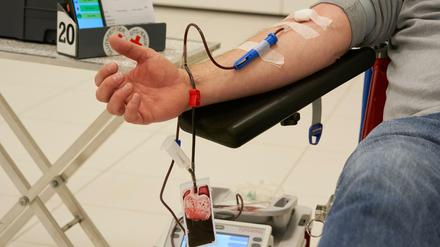 Das Deutschen Roten Kreuz empfängt Blutspender wegen des Ansteckungsrisikos mit mehr Abstand voneinander.