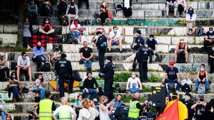  Polizisten stehen bei einer Kundgebung gegen die Corona-Maßnahmen im Mauerpark im Amphitheater.