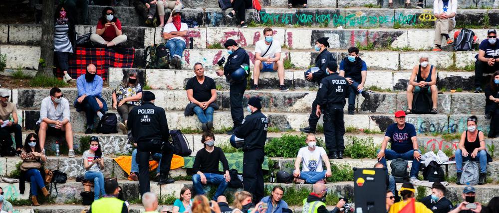  Polizisten stehen bei einer Kundgebung gegen die Corona-Maßnahmen im Mauerpark im Amphitheater.