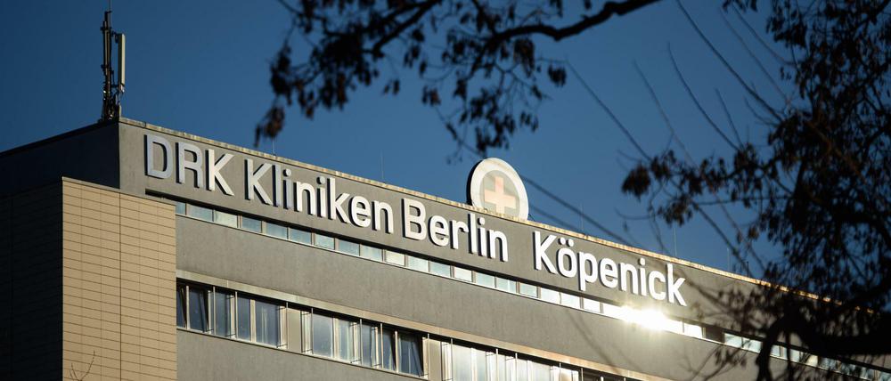 Der Schriftzug der Kliniken Berlin-Köpenick des Deutschen Roten Kreuzes (DRK) ist auf einem Klinikgebäude zu sehen. 