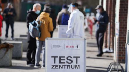 Bilder aus der Vergangenheit? Bürger stehen vor einem Schnelltestzentrum in der Lehrter Straße, um sich testen zu lassen.