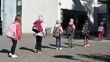 Kinder stehen mit Abstand vor dem Eingang einer Schule in Vantaa. Finnland öffnete seine Schulen im Mai.