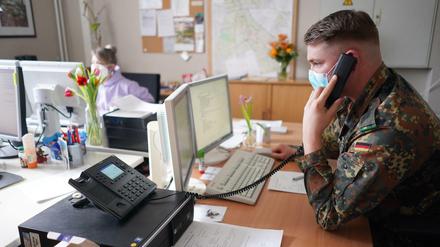 Ein Bundeswehrsoldat hilft im Gesundheitsamt Neukölln bei der Nachverfolgung der Kontaktpersonen.