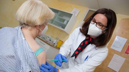 In Brandenburg impfen eine Arztpraxen in einem Pilotprojekt.