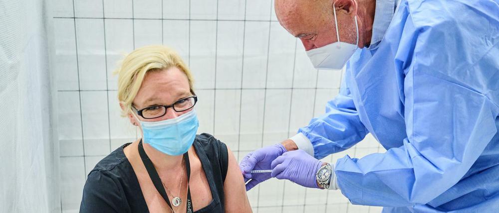 Jennifer Ingendorf lässt sich in dem neu eröffneten Impfzentrum im Einkaufscenter Alexa impfen. 