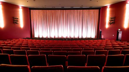 Leere Sitze eines Kinosaals in Berlin - das könnte sich bald ändern.