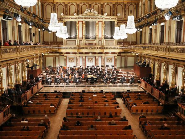 Symbolbild: Die Wiener Philharmoniker spielen vor 100 Personen das erste Konzert mit Corona-Beschränkungen im Goldenen Saal des Wiener Musikvereins. In Deutschland könnten die Konzertsäle bald wieder voll sein.