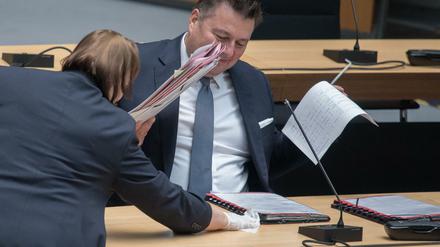 Platz machen zum Putzen: Der Tisch von Innensenator Andreas Geisel (SPD) im Berliner Abgeordnetenhaus wird gereinigt.