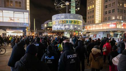 Immer wieder montags: Gegner der Corona-Maßnahmen, aktuelle vor allem auch der Impfpflicht, bei einer Demonstration auf dem Alexanderplatz.