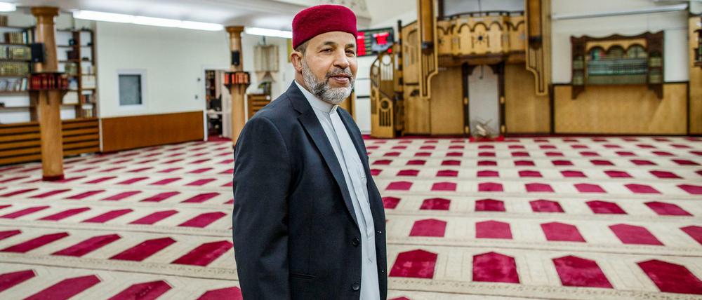 Imam Mohamed Taha Sabri steht im Gebetsraum der Dar-Assalam-Moschee in Neukölln.