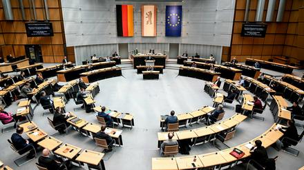 Ende März noch auf Abstand - und bald im Bundestag? Bei der 56. Plenarsitzung im Berliner Abgeordnetenhaus gab es eine neue Sitzordnung. 