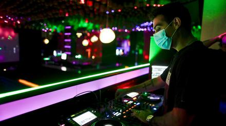 DJ mit Mundschutz. Die Veranstaltungsbranche steht in er Pandemie unter Druck.