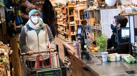 Nach der neuen Berliner Regelung müssen nicht nur Kunden medizinische Masken tragen, sondern auch Verkäuferinnen und Verkäufer.