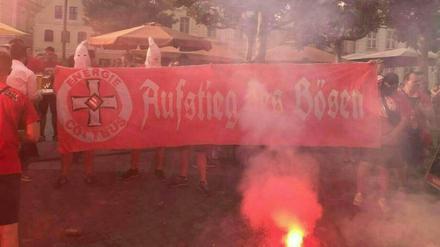 Fans des FC Energie Cottbus mit Masken des rassistischen Ku-Klux-Klans