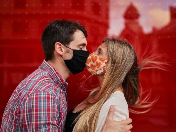 Die Maskenpflicht ist ein großer Vorteil für alle, denen das Liebesglück bisher aufgrund einer unvorteilhaften Mundpartie verwehrt geblieben ist.