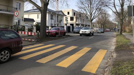 In der Crailsheimer Straße ist der Bürgersteig gesperrt, der Bordstein nicht abgesenkt, die Straße befahren: Die wenige Zentimeter hohe Gehwegkante stellt für Rollstuhlfahrer eine Hürde dar.