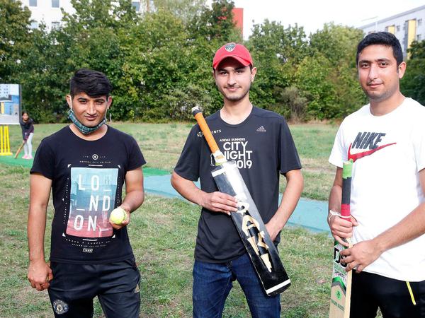 Brachte Kricket nach Hellersdorf: Habibbullah Safi, 23 (Links) mit seinen Mitspielern Farhan Muhammad, 18, und Zubair Ichan, 20. 