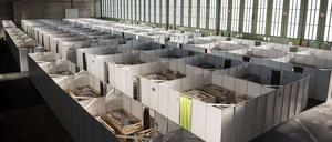 Wie ein überdimensioniertes Großraumbüro: Die Flüchtlingsunterkunft im Hangar 3 des ehemaligen Flughafens Tempelhof.