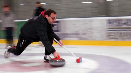 Ein Sportler trainiert Curling.