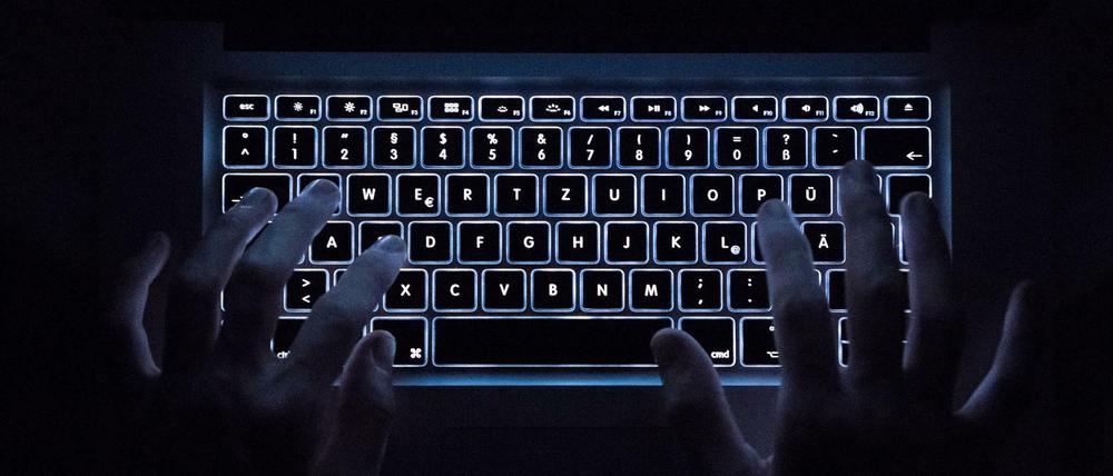 Illustration: Die beleuchtete Tastatur eines Notebooks (Szene gestellt). So stellen sich Menschen also das Darknet vor.
