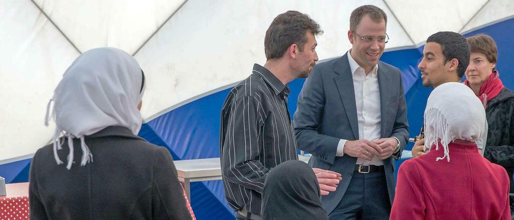Sozialsenator Mario Czaja (CDU) besucht die als Notunterkünfte gedachten Traglufthallen in Moabit.