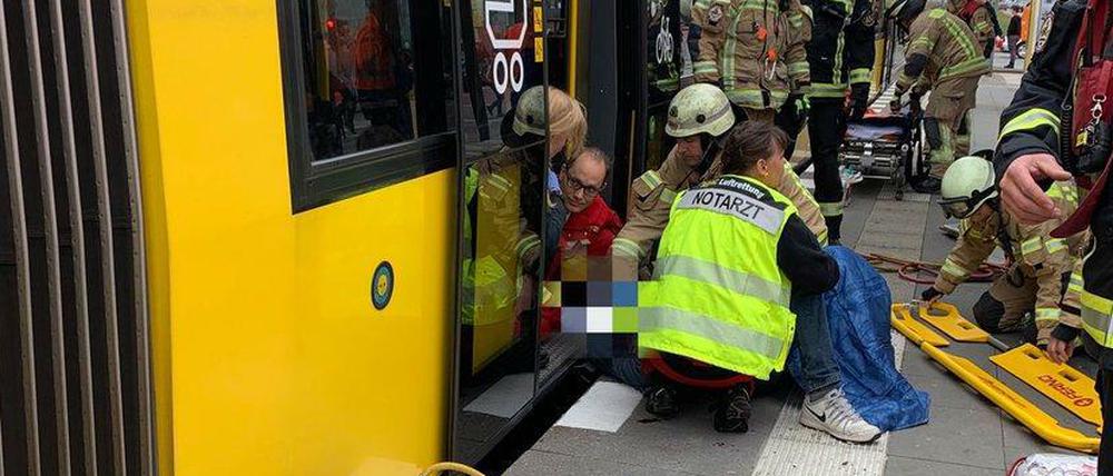 Die Unglücksstelle in Hellersdorf. Der 49-jährige Mann, der zwischen Bahnsteig und einfahrende Tram geriet, wurde ins Krankenhaus gebracht.