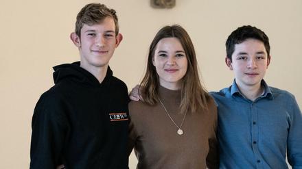 Die drei engagierten Schüler (v.l.n.r.) Jannis Dannenberg (18), Fee Griebenow (17) und Miguel Góngora (17) setzen sich für die Einrichtung eines Jugendparlaments auf Landesebene ein.