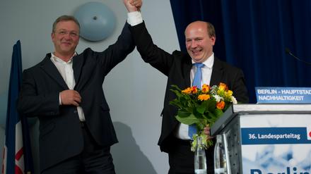 Kraftzentrum der Berliner CDU: Parteichef Frank Henkel gratuliert am Freitagabend dem frisch gewählten Generalsekretär Kai Wegner (rechts).
