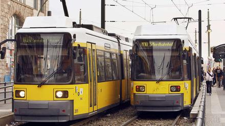 Zwei Züge der Straßenbahn in Berlin. Bald könnten die aufgrund von Streiks stillstehen.