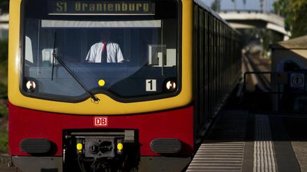 Berliner S-Bahn. Die Deutsche Bahn wehrt sich gegen Teile des Ausschreibungsverfahrens.