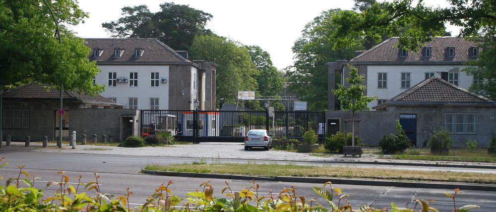 Einst Militärstützpunkt, nun Wohnquartier: das alte US-Hauptquartier in Zehlendorf, hier von der Clayallee aus gesehen. (Archivbild aus dem Jahr 2011)
