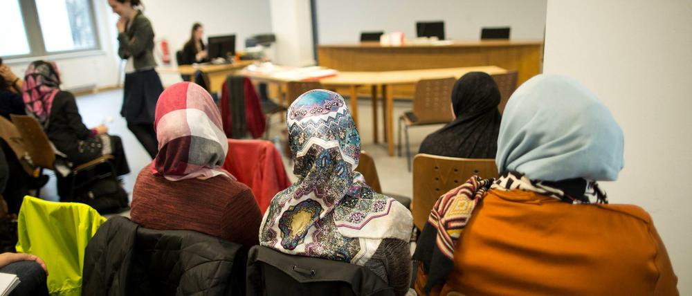 Frauen mit Kopftüchern, am Mittwoch im Berliner Arbeitsgericht. Die Klägerin war nicht erschienen.