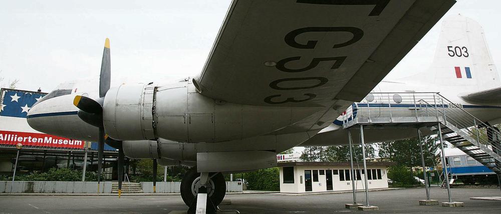 Das britische Flugzeug vom Typ Hastings, ein Geschenk der Westmächte, steht auf dem Freigelände des AlliiertenMuseum in der Clayallee 135