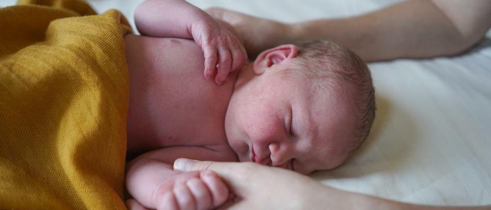 Viele Berliner Babys sind noch ohne Geburtsurkunde. Hier ist das vermutlich erste Berliner Baby, das 2020 geboren wurde, zu sehen.
