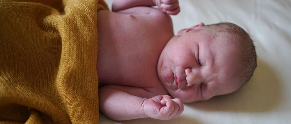 Das vermutliche erste Berliner Baby des Jahres 2020 kam in Spandau zur Welt.